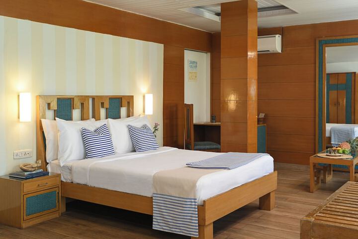 Room 3 of 60