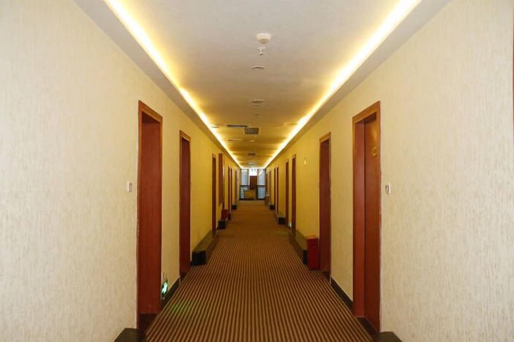 Ballroom/Hall 11 of 12