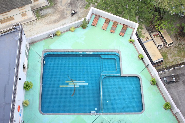 Pools & Facilities
