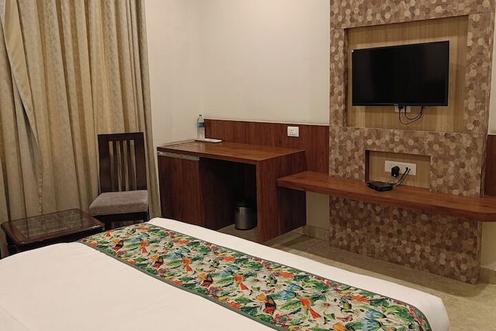 Room 6 of 33