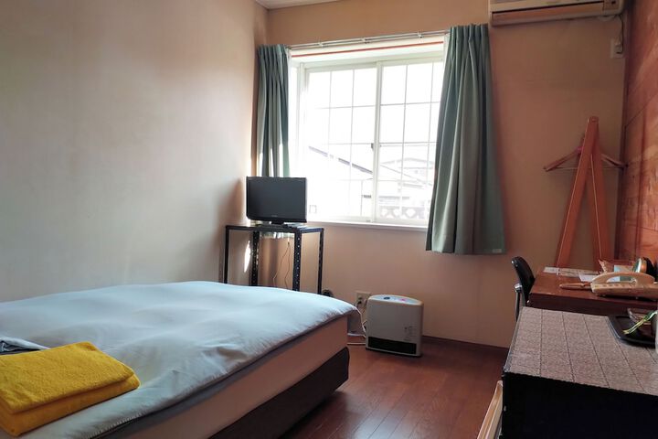 Room 5 of 12