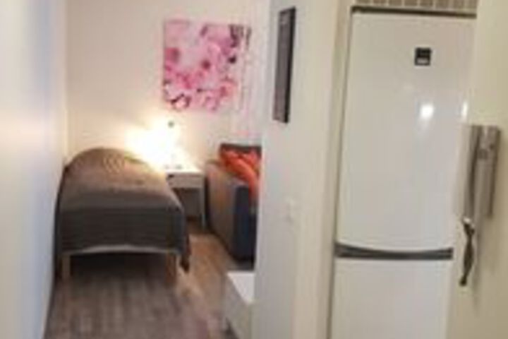 Room 6 of 12