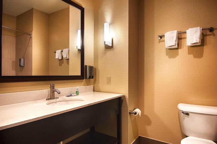 1 King Bed Pillowtop Bed Microwave and Refrigerator 42 Inch LCD Television Full Breakfast (1 of 6)