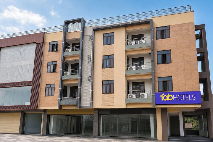 FabHotel Rushank Palace - Near Jawahar Circle World Trade Park