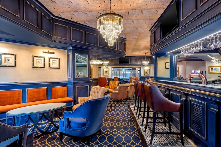 Lounge 81 of 127