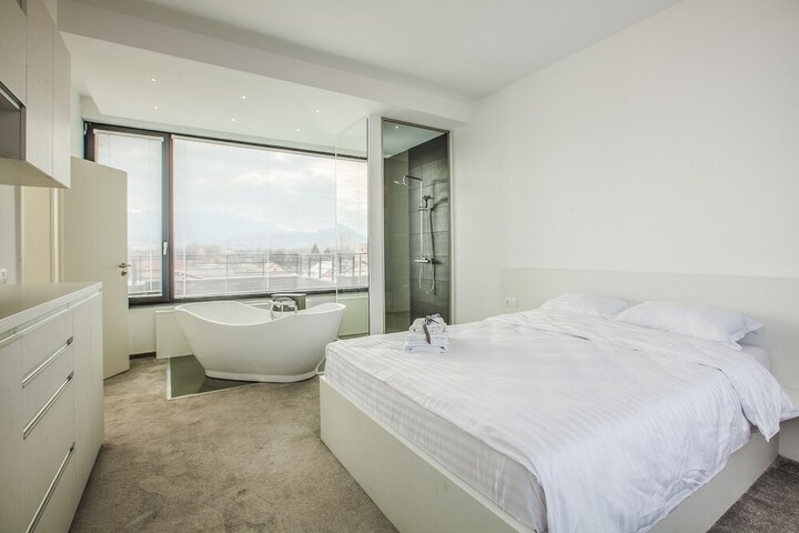 Room 33 of 45
