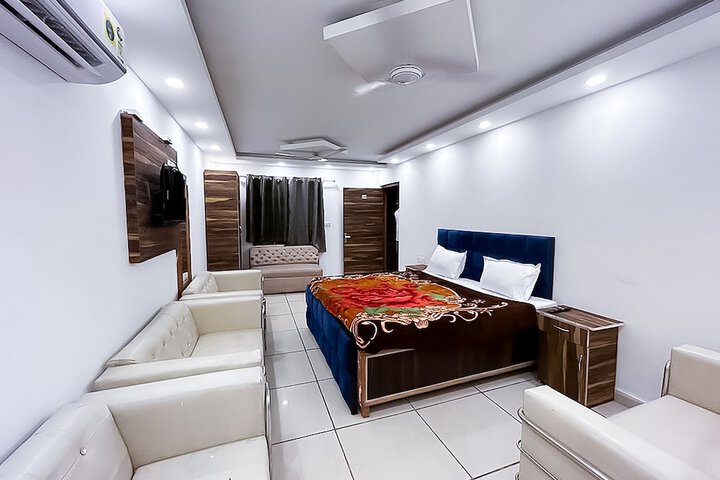 Room 13 of 16