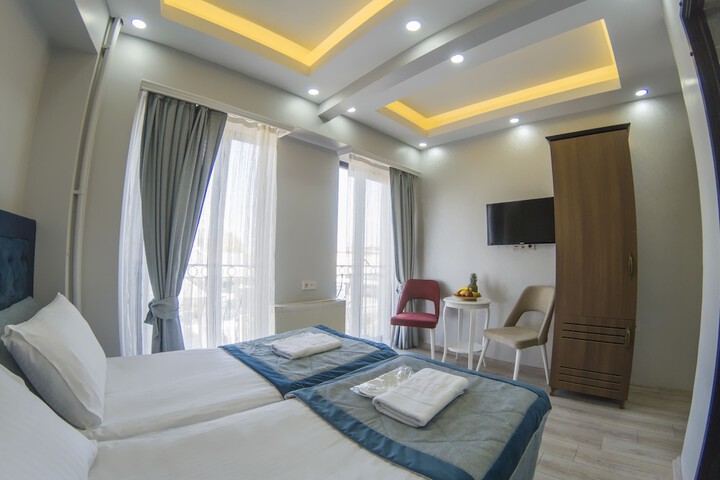 Room 12 of 98