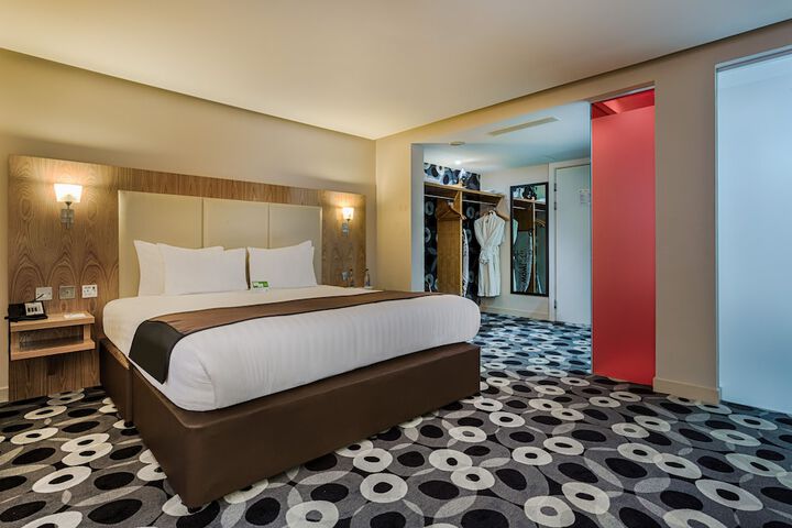 Room 6 of 71