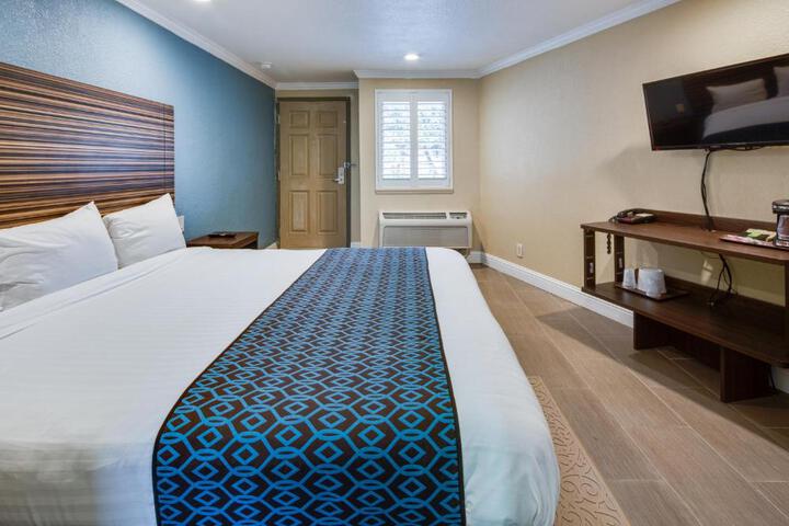 1 King Bed (5 of 12)