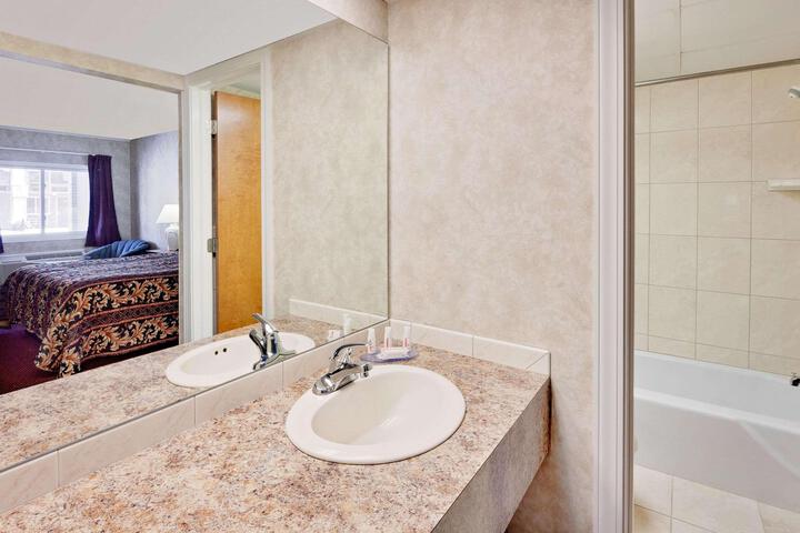 1 King Bed Deluxe Room (4 of 11)