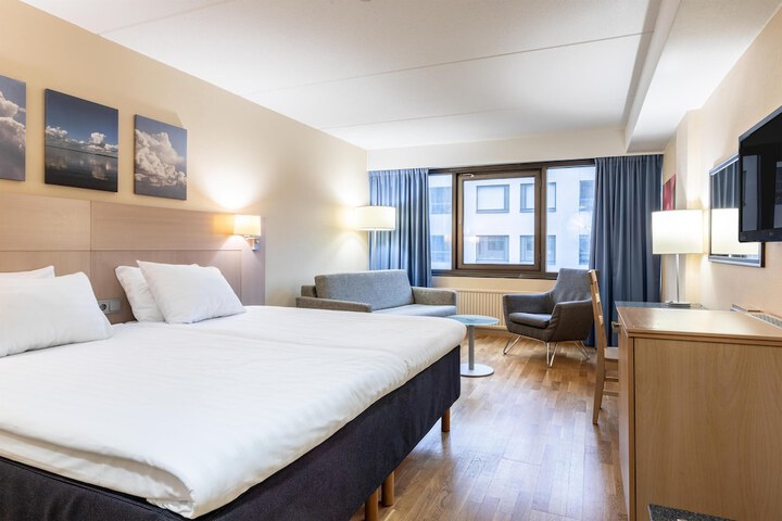 Room 32 of 65
