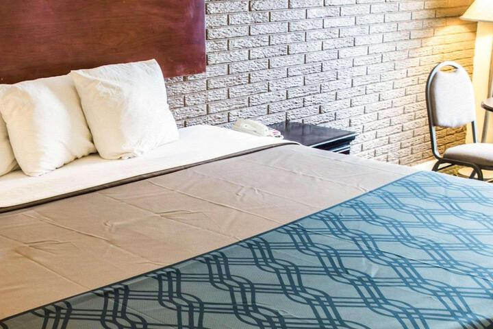1 King Bed Efficiency (3 of 8)