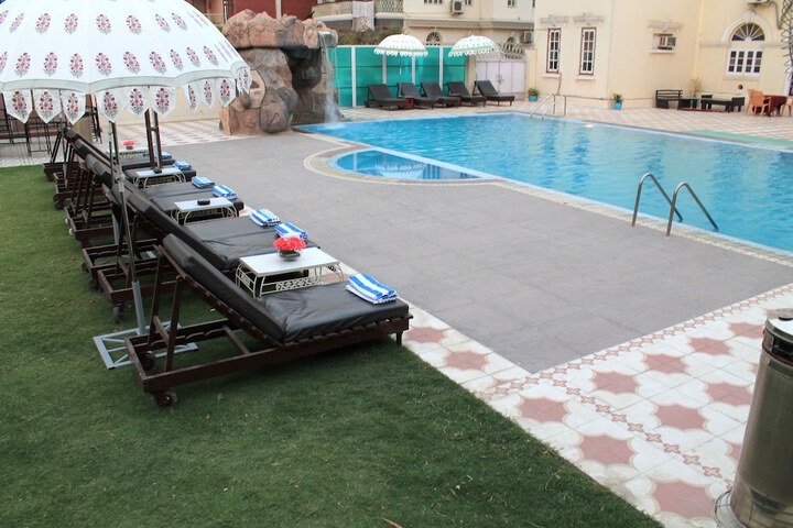 Hotel Pool