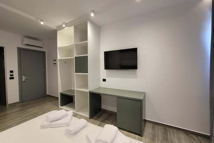 Room 12 of 33