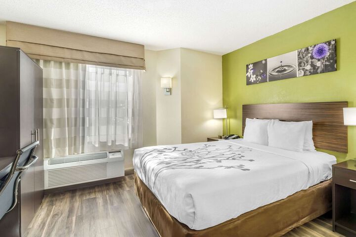 1 Queen Bed (5 of 10)