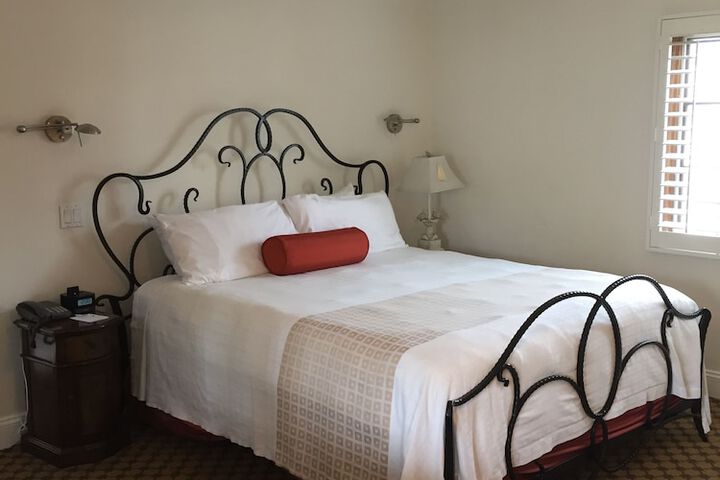 Room 27 of 221