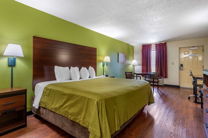 1 King Bed (2 of 8)