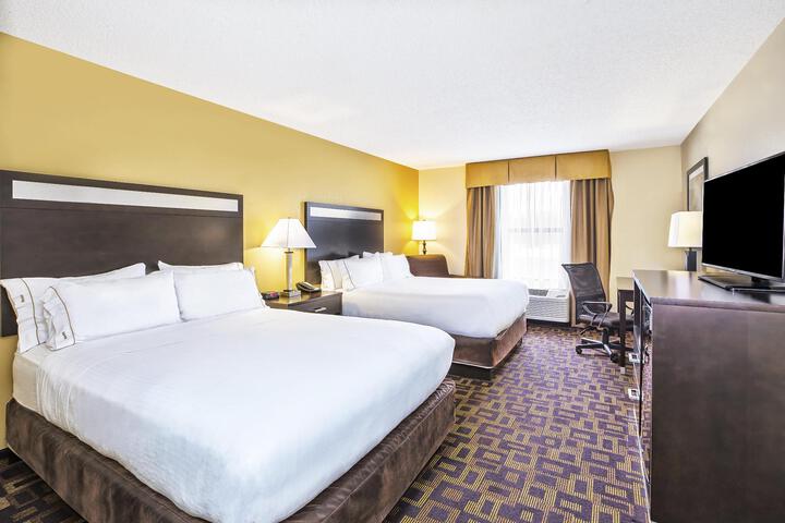 1 Queen Bed (4 of 16)