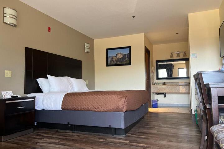 1 King Bed (2 of 14)