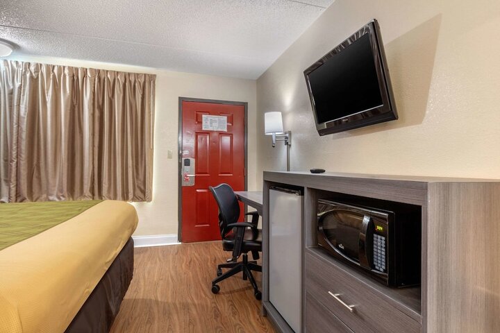 1 King Bed (6 of 8)