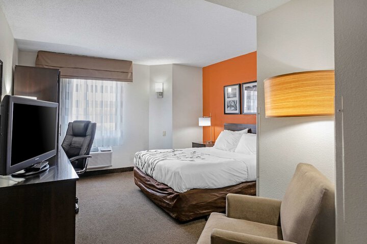 1 Queen Bed (6 of 17)