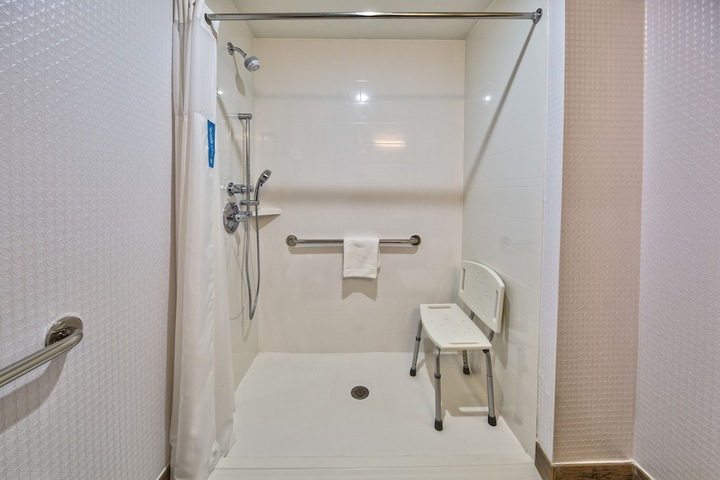 2 Queen Beds Mobility Hearing Accessible Tub (6 of 6)