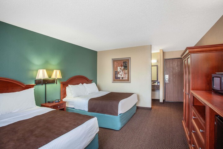 2 Double Beds Accessible Room (3 of 4)