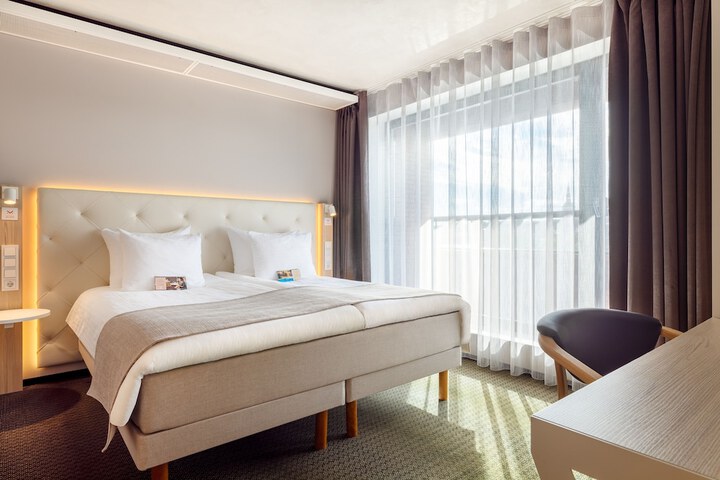 Room 9 of 90