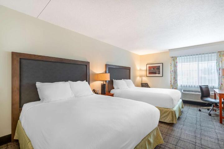 2 Queen Beds Refridgerator High Speed Internet Coffee Maker, Hair Full Breakfast (5 of 9)