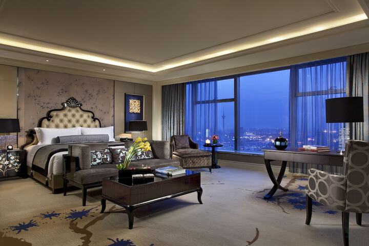 Room 13 of 33