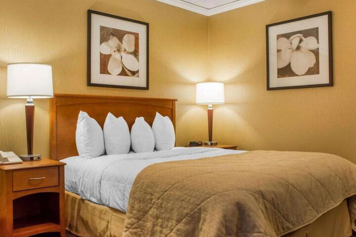 1 Queen Bed (2 of 10)