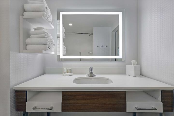 2 Queen Beds with Refrigerator and Tub (2 of 20)