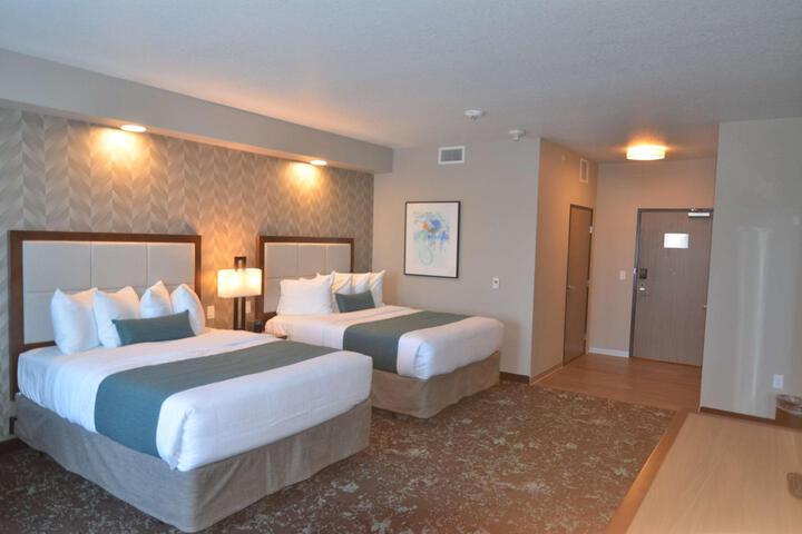 2 Queen Accessible Roll in Shower Microwave, Refrigerator WiFi Full Breakfast (3 of 12)