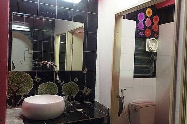 Room 10 of 13