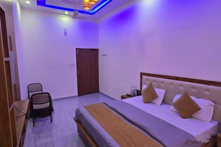 Room 4 of 9