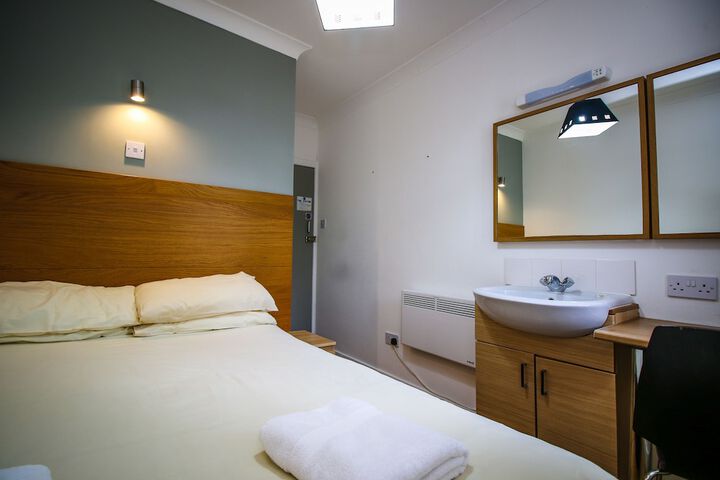 Room 32 of 65