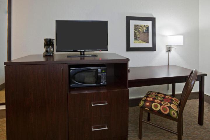 1 Queen Bed (1 of 4)