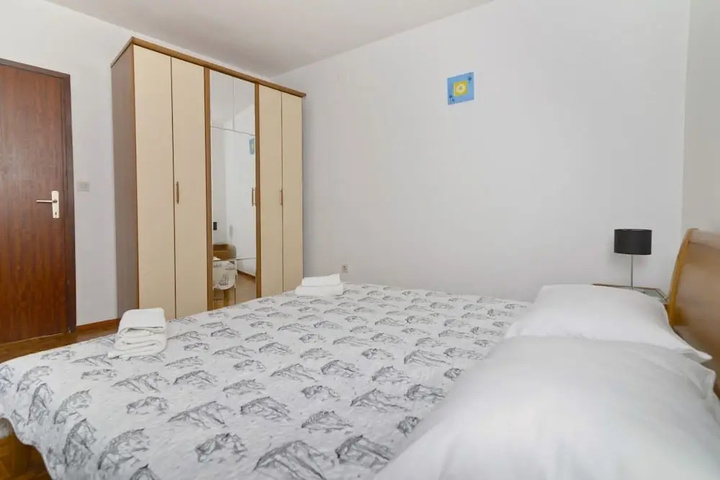 Room 3 of 11