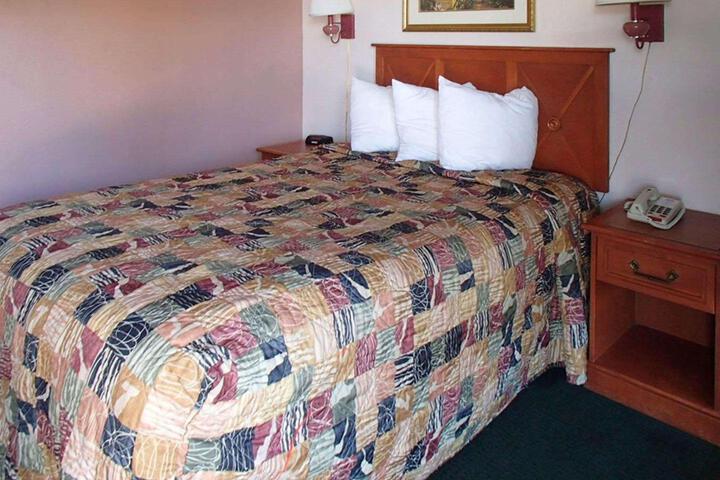 1 King Bed (5 of 5)