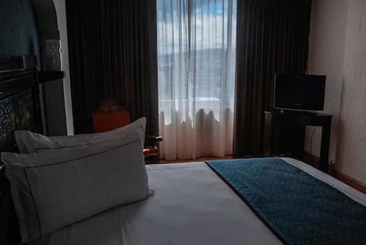 Room 4 of 62