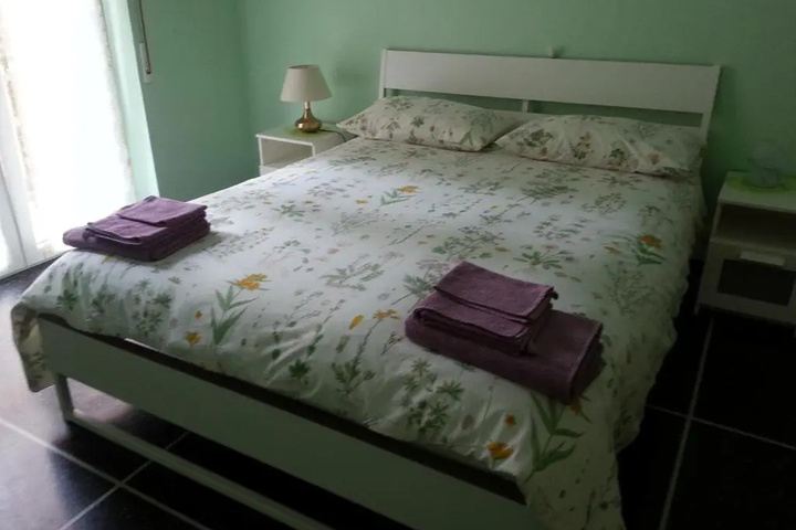 Room 2 of 10