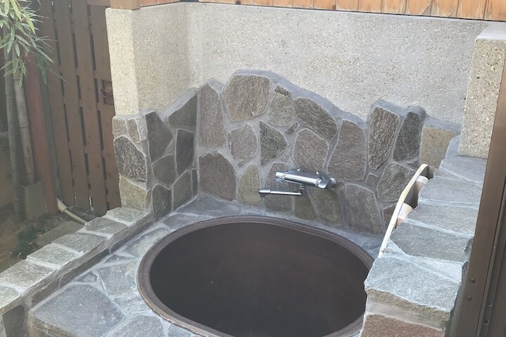 Deep soaking bathtub