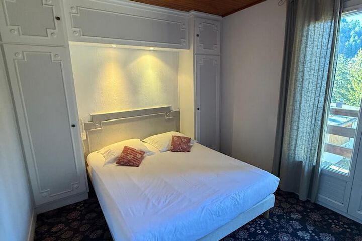 Room 2 of 27