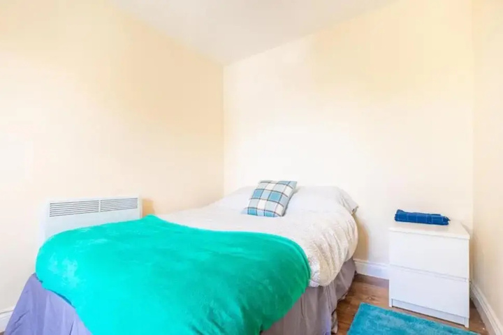 Room 4 of 8