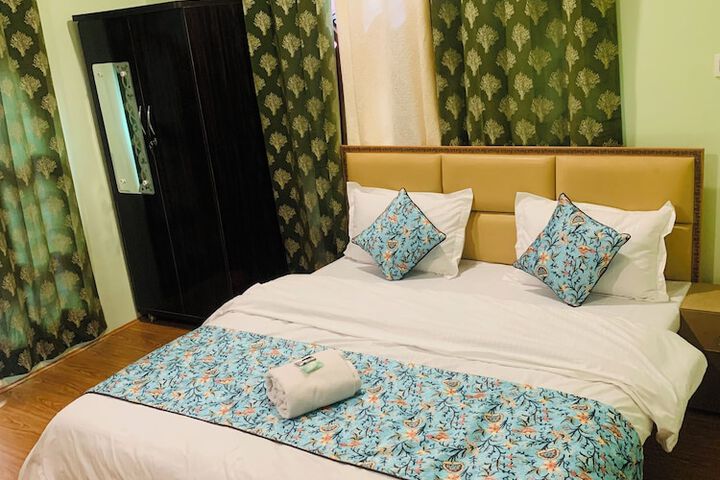 Room 10 of 25