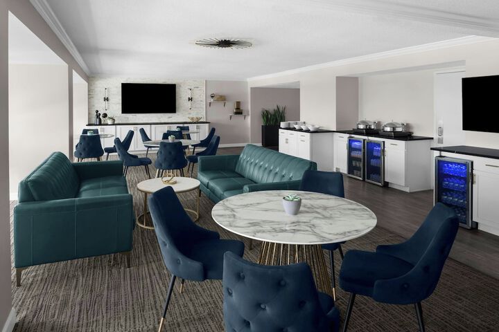 Lounge 49 of 72