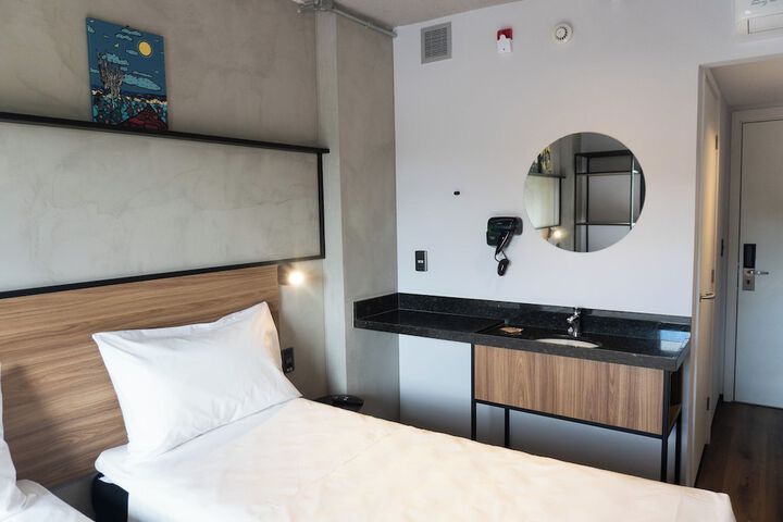 Room 51 of 122
