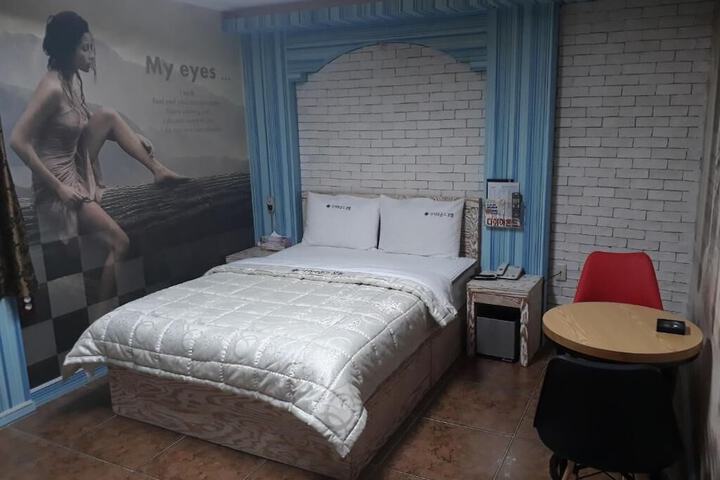 Room 15 of 36
