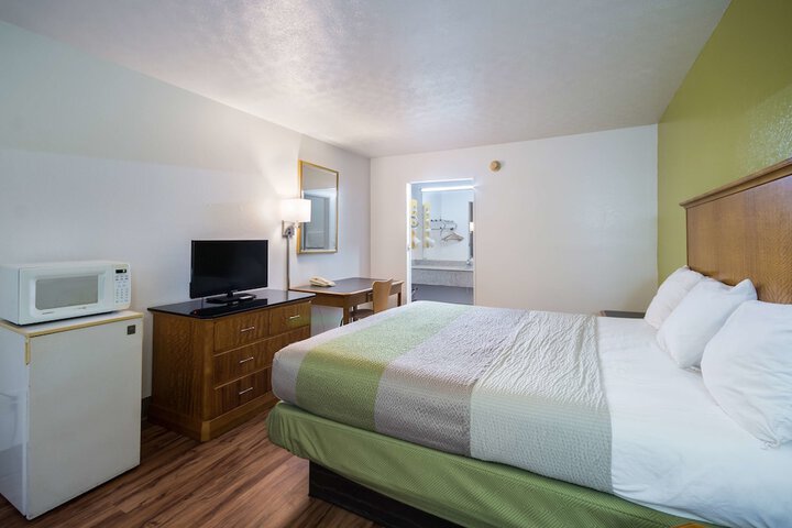 Deluxe Room 1 Queen Bed Refrigerator, Microwave (16 of 16)